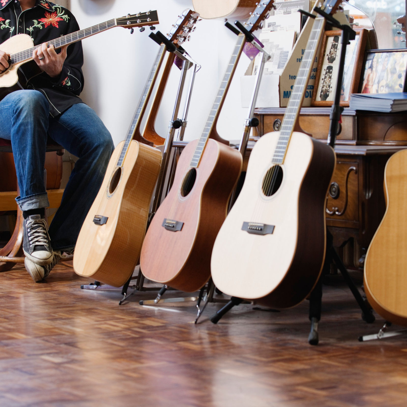 What to consider when buying an acoustic guitar for a beginner?